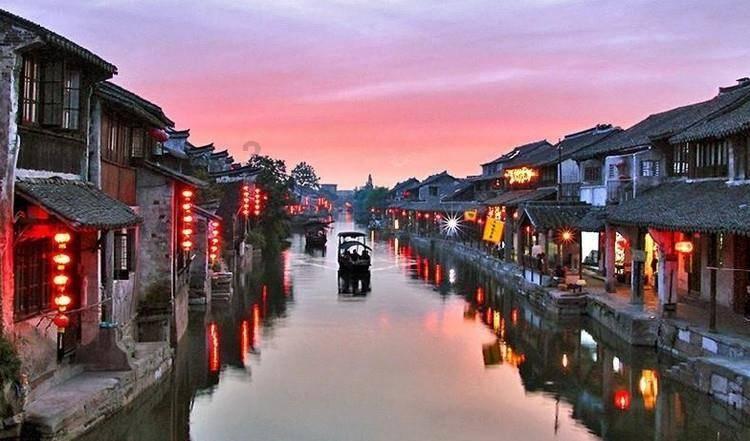 探索冷知识的平台——美女一身黑色短袖长裙,温柔性感又清爽,韵味十足,你爱了吗?